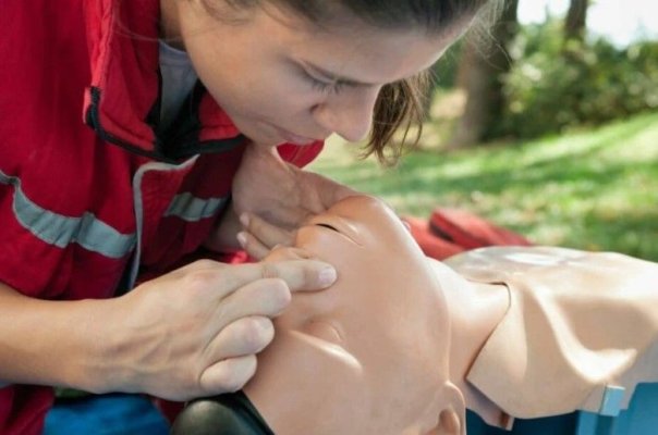 Respirația gură la gură: cum se execută corect. Poate face diferența dintre viață și moarte