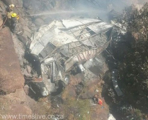 Africa de Sud: Un autobuz a căzut de pe un pod. Cel puţin 45 de morţi