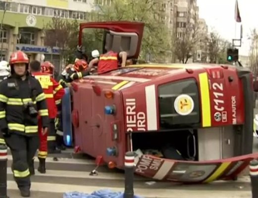 Trei persoane rănite, după un accident rutier în care a fost implicată o ambulanţă SMURD
