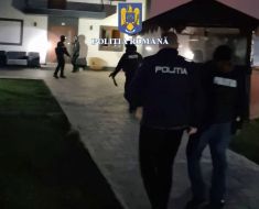 Percheziții la traficanți de droguri din București și Timiș. Video