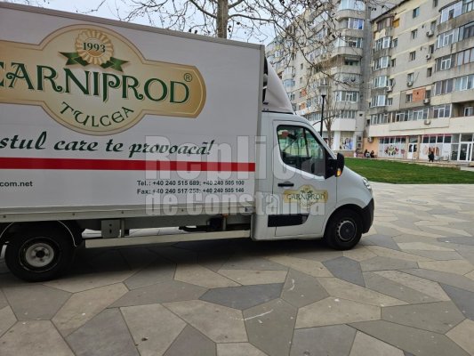 Cum își parchează șoferii de la Carniprod dubele de marfă?! Video