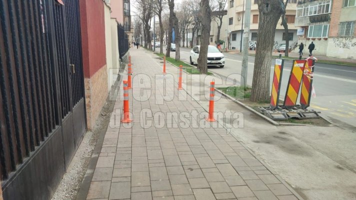 Pe trotuarele de pe bulevardul Ferdinand nu se mai poate parca. S-au montat stâlpișori. Video