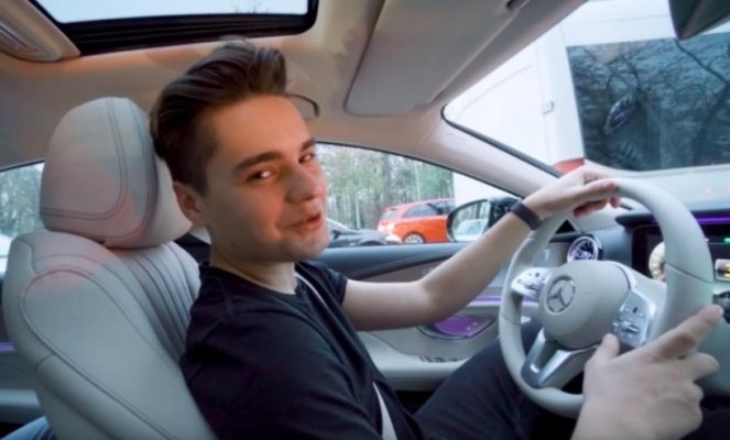 Vloggerul Selly a rămas fără permis după ce a fost prins conducând cu 236km/h pe A1