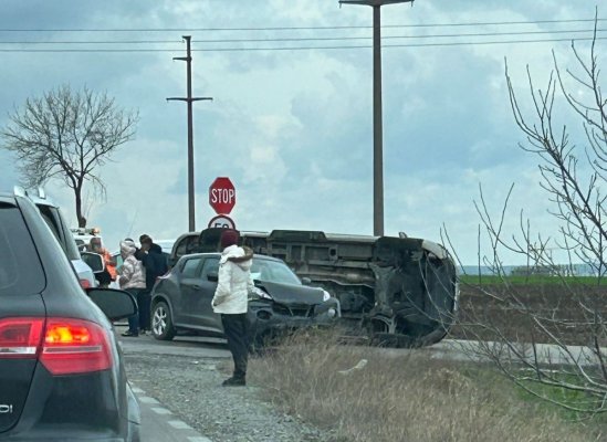 Un autoturism s-a răsturnat, în urma unui accident rutier, pe varianta Ovidiu