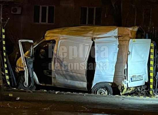 Accident rutier cu trei victime în Palas: O dubă a intrat în gardul Jandarmeriei. Video