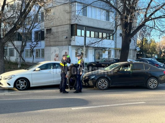 Accident rutier pe strada Traian: Şoferul unui autoturism Skoda a lovit o maşină parcată. Video