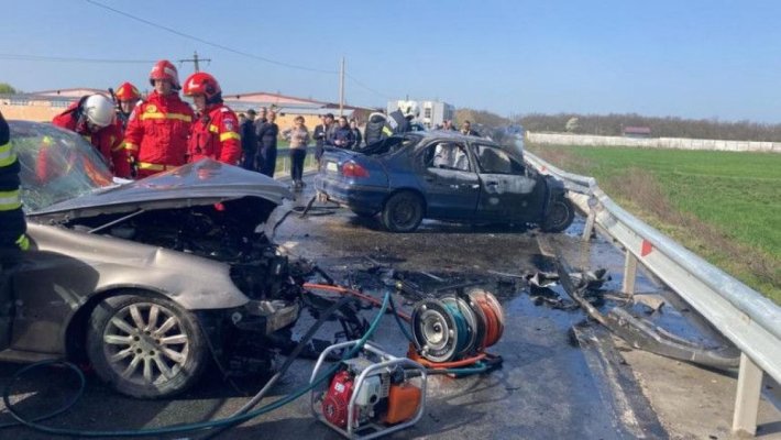 Două mașini s-au izbit puternic, iar una a luat foc. O femeie a murit, alte 5 persoane au ajuns la spital