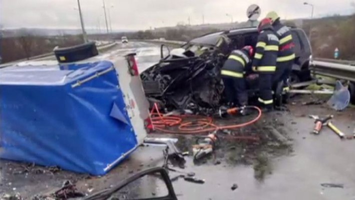 Un mort şi şase răniţi într-un accident cu trei autoturisme 
