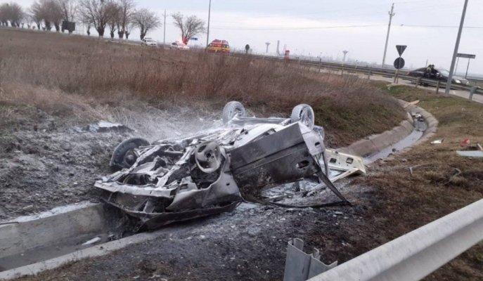 Un șofer a murit carbonizat, după ce s-a răsturnat cu mașina