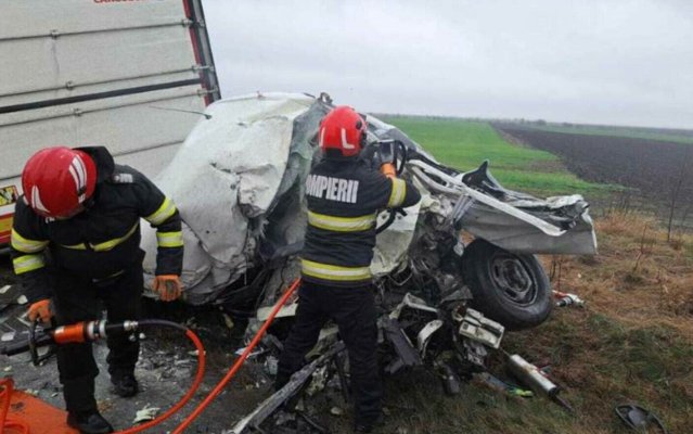 Accident înfiorător pe „Drumul Morții”. Sunt trei persoane încarcerate