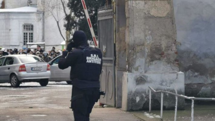  Bombă de calibru 50 găsită în incinta unui liceu . Elevii și profesorii evacuați