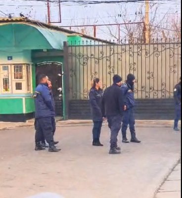 Petrecere cu manele, în fața penitenciarului Poarta Albă. Video