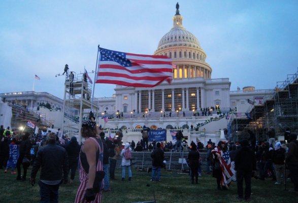 Trump promite că, dacă va fi ales, îi va elibera pe cei care au luat cu asalt Capitoliul în 2021
