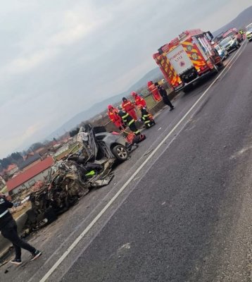  Accident extrem de grav, soldat cu trei morți: Un TIR a lovit o mașină, iar în urma impactului a zburat de pe un viaduct