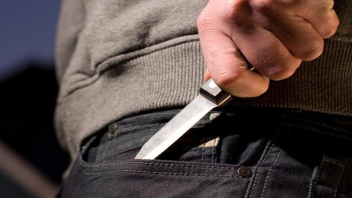 Copil atacat cu cuțitul de un bărbat, în fața unui liceu din Galați 