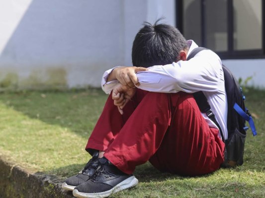 Un bărbat de 52 de ani a obligat doi minori orfani „la practici sexuale deviante” și apoi i-a filmat  