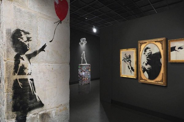 O dispută juridică l-ar putea obliga pe artistul misterios Banksy să-şi dezvăluie numele real