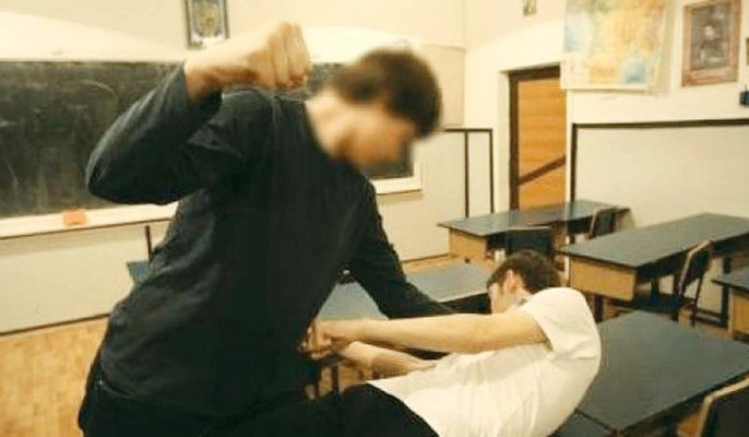O nouă școală a groazei: Elevii se bat și cer taxe de protecție, iar profesorii se tem să intervină