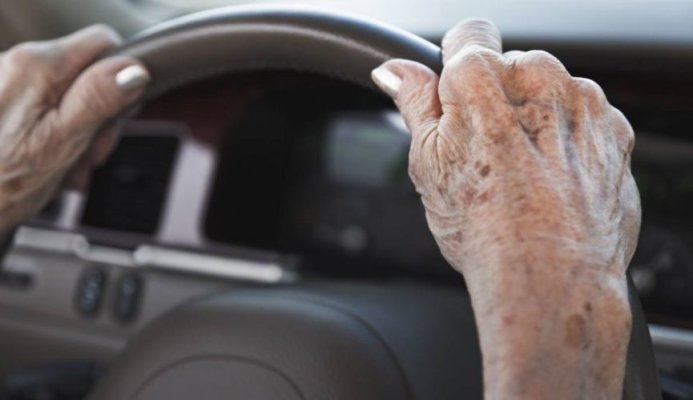 Femeie în vârstă de 103 de ani, prinsă la volan fără permis și asigurare