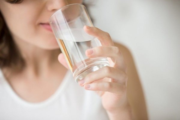 Mit sau adevăr: Chiar ajută să bei un pahar de apă caldă dimineața? Verdictul experților