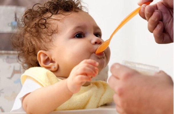 Cum şi când trebuie hrănit cu lapte praf un nou-născut