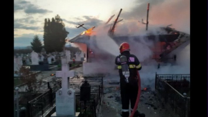 O biserică monument istoric, de aproape 300 de ani, a ars în Râmnicu Vâlcea
