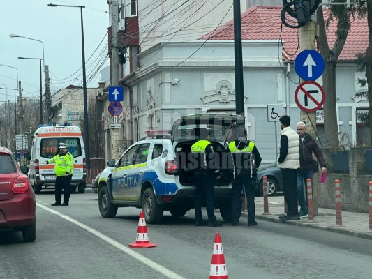 O femeie a fost accidentată grav de o mașină, pe strada Mircea cel Bătrân. Video