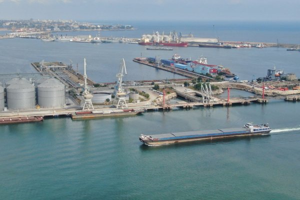 Un doc plutitor pe care se aflau opt muncitori s-a scufundat brusc în Portul Constanța
