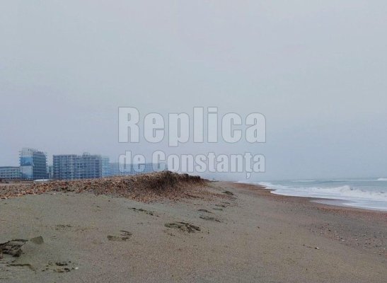 Munți de nisip au apărut pe plaja de la Mamaia, din cauza furtunilor din ultima perioadă 