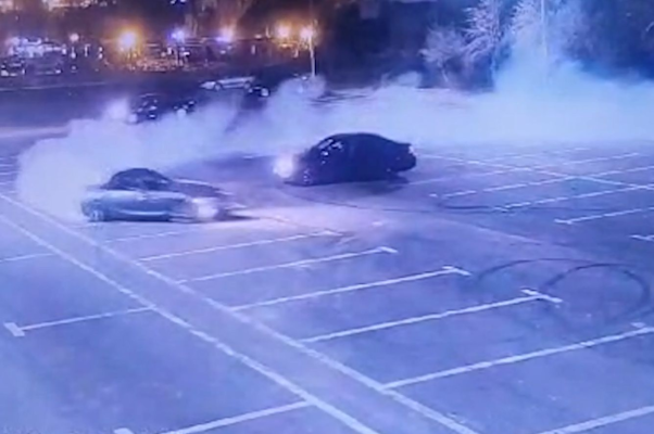Mai mulți tineri au fost prinși în timp ce făceau drifturi în zona cluburilor din Mamaia. Unul dintre ei era drogat
