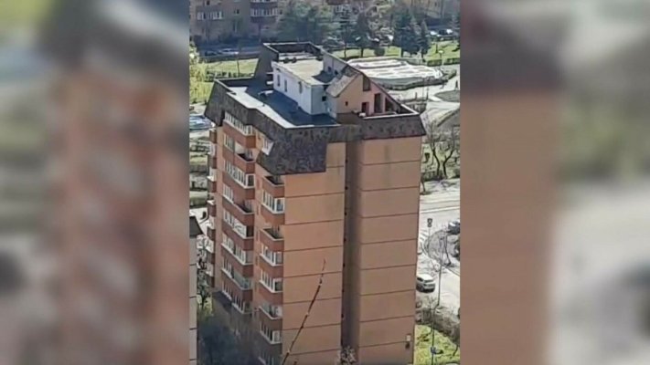 Un bărbat din Brașov și-a făcut o „vilă” pe acoperișul unui bloc de opt etaje