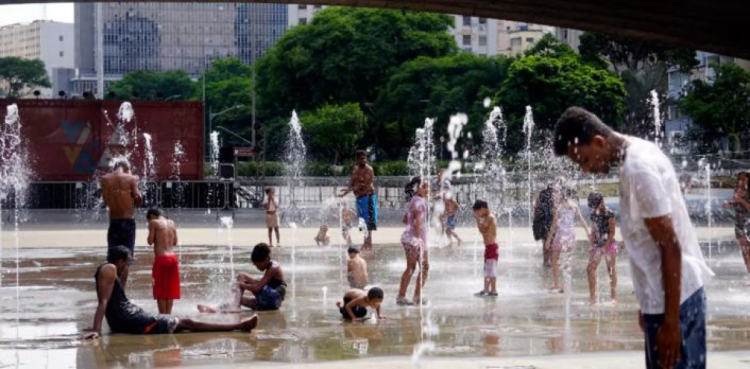 Brazilia se sufocă. Aproape 63 de grade resimțite la nivelul solului
