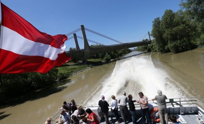 Accident pe Dunăre: Un vas de croazieră s-a izbit violent într-un zid de beton al unei ecluze 