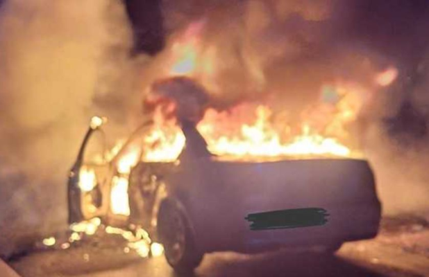 Un autoturism a ars complet după ce a luat foc în mers pe autostrada A1