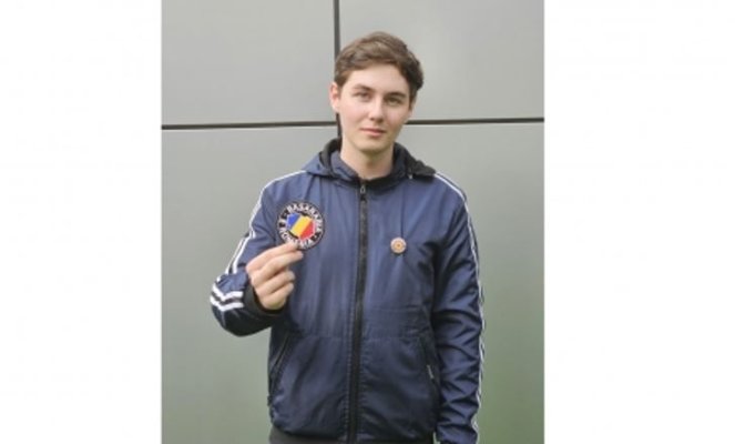 Elev sancționat cu scăderea notei la purtare pentru... patriotism