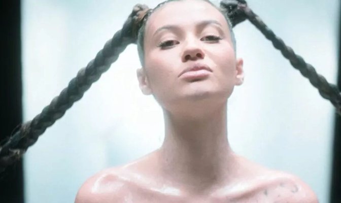 Părinți isterizați că Erika Isac, cunoscută pentru piesa „Macarena“, va concerta la un bal al bobocilor