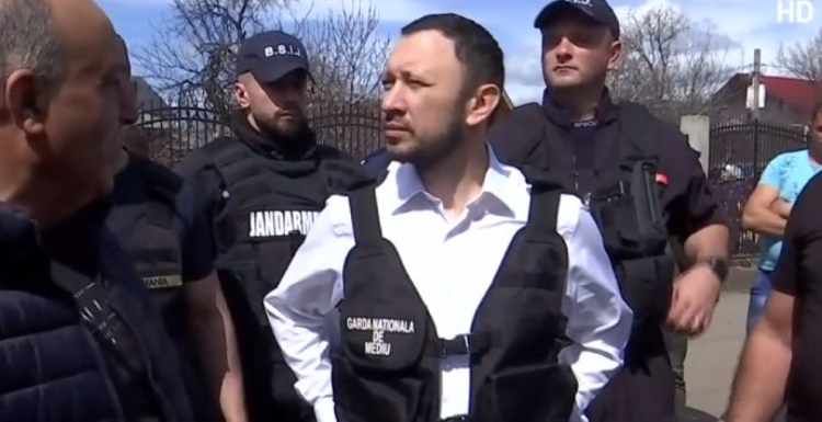 Scandal la descinderile de la mafia fierului vechi din Călărași, de faţă cu ministrul Mediului. Video