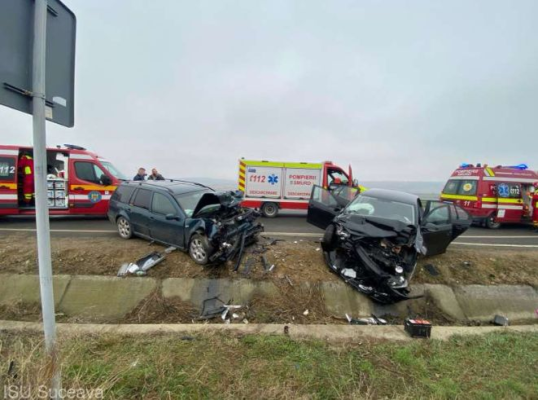 Patru persoane rănite într-un accident rutier produs prin coliziune frontală