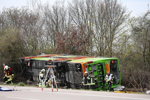 Cel puțin cinci morți după ce un autocar s-a răsturnat pe o autostradă din Germania  