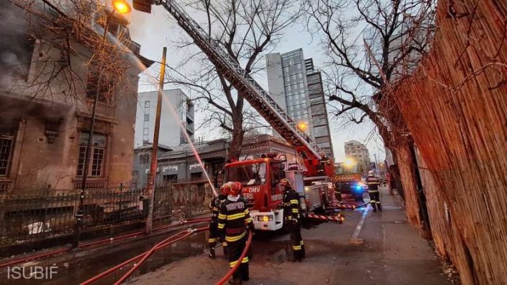 Incendiu într-o zonă de lux din Sectorul 2 al Capitalei. Intervin zece autospeciale de pompieri