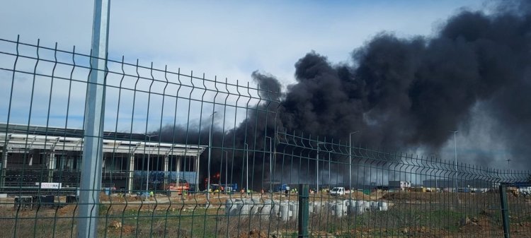 Incendiu puternic pe şantierul noului terminal al Aeroportului Craiova. Video