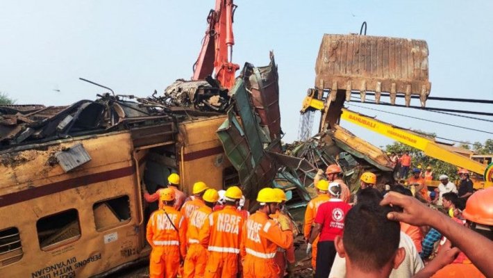 14 oameni au murit, în India, pentru că mecanicii de tren se uitau la cricket pe telefon