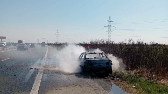O maşină a luat foc pe autostrada A1. Traficul este oprit pe sensul către Bucureşti