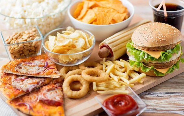 Mâncarea de tip junk food crește riscul de declin cognitiv. Creează dependență la fel ca drogurile, țigările sau alcoolul