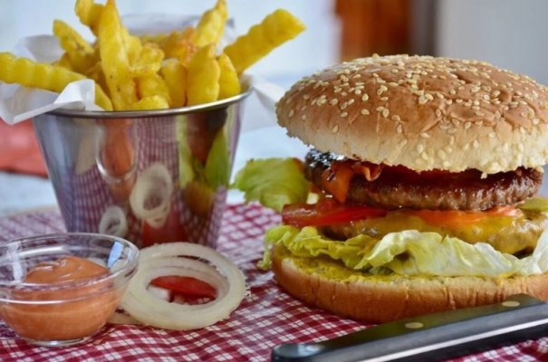Efectele junk food-ului: Dietele bogate în calorii schimbă funcțiile creierului