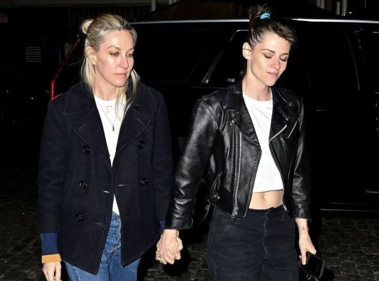  Kristen Stewart, în chiloţi tricotaţi şi tocuri cui, pe stradă