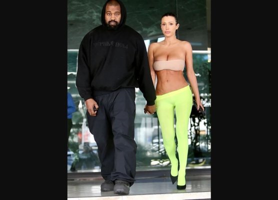 Kanye West își păzește soția sexy! Bianca Censori a ieșit pe stradă aproape dezbrăcată