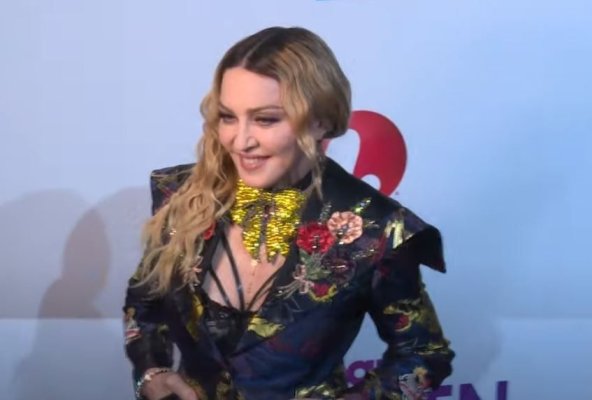Madonna, gafă de proporții: A țipat la un fan aflat în scaun cu rotile să se ridice în picioare. Video