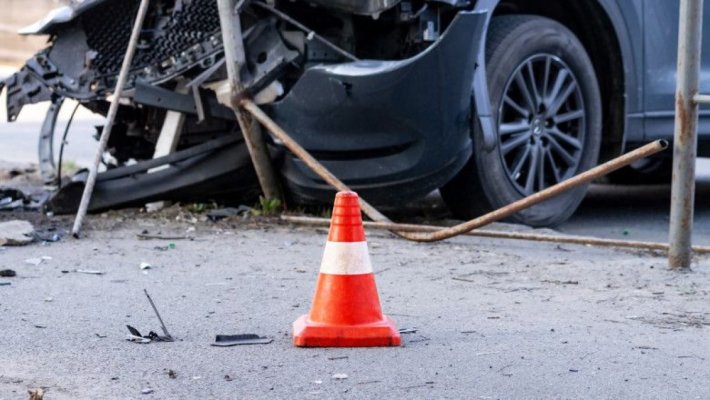 O tânără de 27 de ani a murit după ce a intrat cu maşina într-un copac și a fost proiectată în gardul unei case