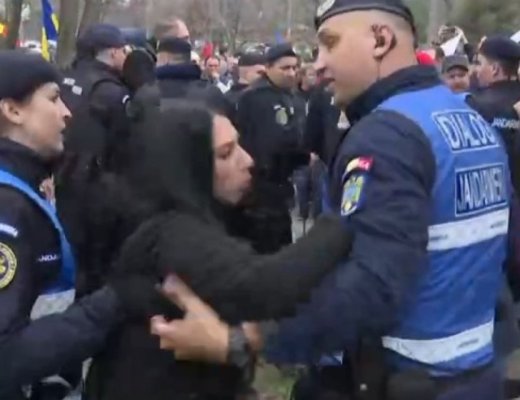 Protestatarii AUR s-au luat la bătaie cu jandarmii, la Congresul PPE de la Romexpo. Video